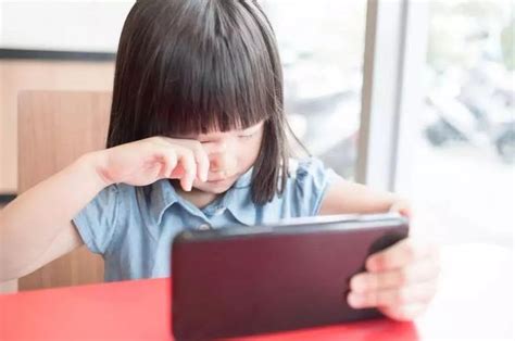 小孩看电子屏幕多长时间为好 小孩看电子屏幕应遵循的原则 _八宝网