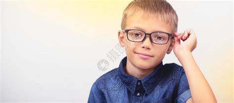 小学生近视多少度需要配眼镜？-合肥沃瑞眼科医院官网