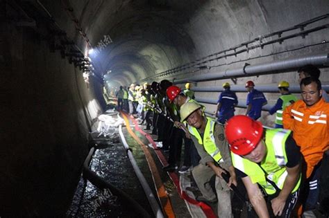 航拍现场：郑州发布暴雨红色预警 京广路隧道出入口全部封闭_凤凰网视频_凤凰网