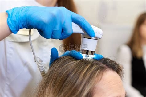 头皮发和皮肤的显微镜检查高清图片下载-正版图片506614105-摄图网