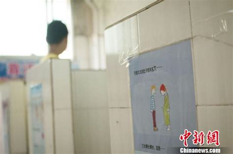 尴尬！学校厕所门被锯低 女生如厕男生看光光_凤凰网视频_凤凰网