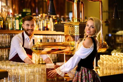 酒吧里微笑着的服务员图片-酒吧里微笑着的男服务员和女服务员素材-高清图片-摄影照片-寻图免费打包下载