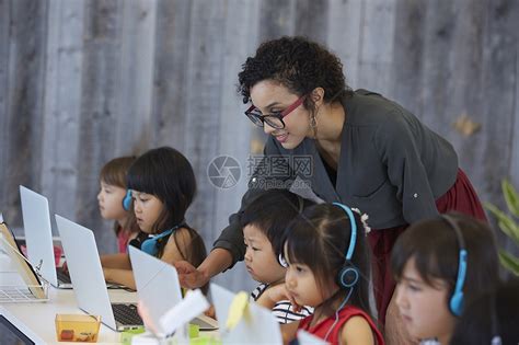 正在学习电脑操作的儿童高清图片下载-正版图片502028490-摄图网
