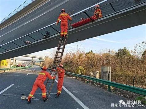 湖北鄂州段一高速匝道桥侧翻有车辆被压，造成3人死亡4人受伤_手机新浪网