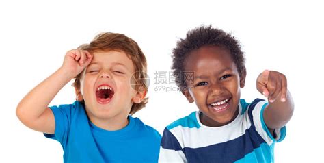 孩子们在白色背景下开玩笑和大笑高清图片下载-正版图片503593395-摄图网