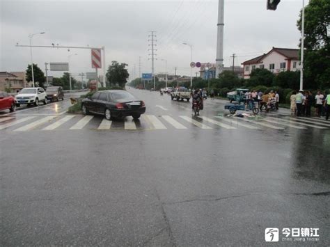 公会镇大姚村路段发生一起危险品运输车侧翻道路的交通事故_平桂_贺州新闻网