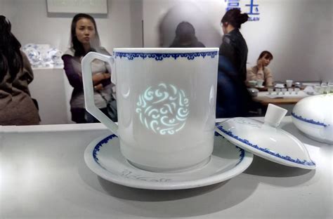 手绘盖碗富贵茶具-富玉陶瓷官网-青花玲珑之家|景德镇陶瓷知名品牌