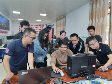 上思县融媒体中心举办新媒体直播业务培训_实际操作