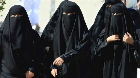 阿拉伯女人究竟有什么秘密？白天穿着黑纱，晚上却是另一个模样_腾讯视频