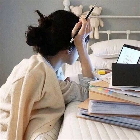 头像女生看书温柔