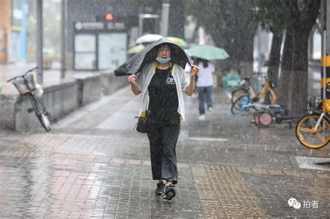 北京遇今年汛期最强降雨 市民冒雨出行_新浪图片