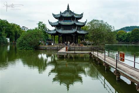 九曲桥连接起湖心亭与半勾亭，构成台州东湖最美的风景