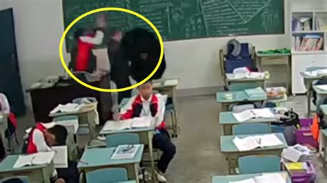四川一中学生教室内打砸踹老师被刑拘！监控拍下打人学生施暴一幕_凤凰网视频_凤凰网