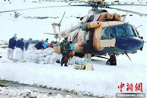 阿富汗大雪极寒天气 百余人遇难直升机救援_财经_凤凰网
