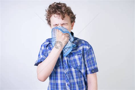 过敏男孩流鼻涕的孩子拿着手帕少年身体不好高清图片下载-正版图片504608201-摄图网