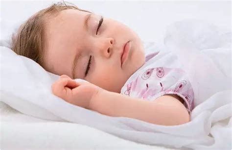 婴儿睡整觉（小婴儿何时能开始）-幼儿百科-魔术铺