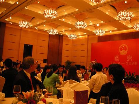 陈流汀校长和外籍教师等参加重庆市政府举办的国庆招待会