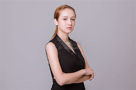 职业女性模特抱胸动作高清图片下载-正版图片500798946-摄图网