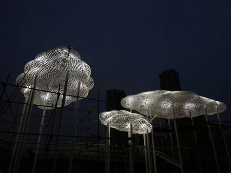 台湾高档会所透明玻璃钢发光鲸鱼雕塑色彩斑斓_方圳玻璃钢厂