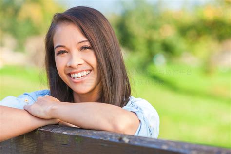 美丽快乐的亚洲欧亚年轻女子或女孩穿着牛仔衬衫，微笑与完美的牙齿，斜倚在阳光下的栅栏人像图片免费下载_jpg格式_5616像素_编号 ...