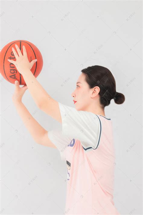 校园林荫道上打篮球的小学生女生高清图片下载-正版图片500605423-摄图网