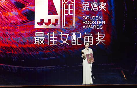 身穿柒牌中华立领，由陈凯歌领衔的31人评委团闪耀金鸡奖颁奖典礼