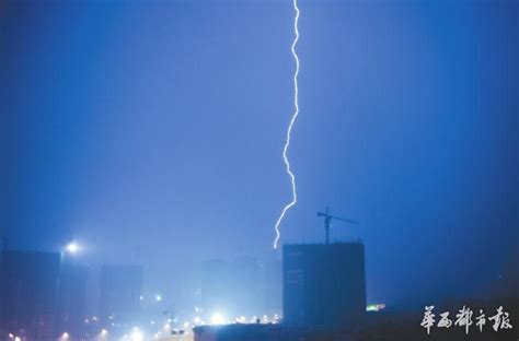 广州迎来雷暴天气 闪电划过城市上空_凤凰网