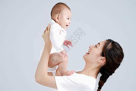 妈妈手环抱婴儿脚丫照片高清图片下载-正版图片500664147-摄图网
