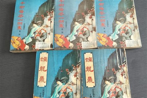司马紫烟是中文系出身，功底扎实，文笔流畅，加上平时文史涉猎较多，能够给人一种“腹有诗书气自华”的感觉。