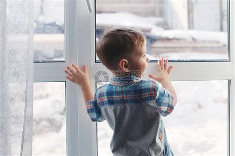 窗边的小男孩望着街道做梦高清图片下载-正版图片502530414-摄图网