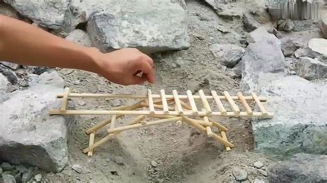 国外手工制作，将小木棍搭在一起，组成了一座桥