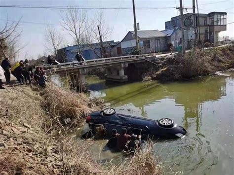 轿车失控坠入河中 黄尖群众合力营救3名落水者-盐城新闻网