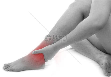 亚洲人扭伤患病的白种背景脚踝疼痛的亚洲年轻妇女健康问题不适概念健康问题高清图片下载-正版图片307907021-摄图网
