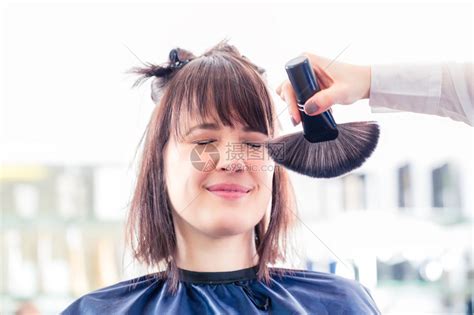 在理发店理发梳洗东西剪女人高清图片下载-正版图片503379929-摄图网