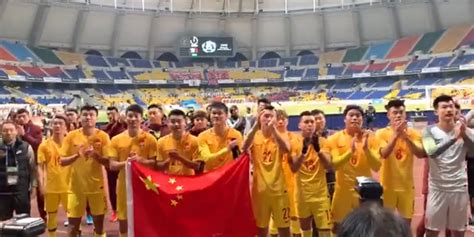 国足赛后谢场，拉横幅感谢中国球迷和阿联酋华侨_PP视频体育频道
