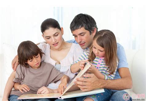 女儿陪父母看书高清图片下载-正版图片501055944-摄图网