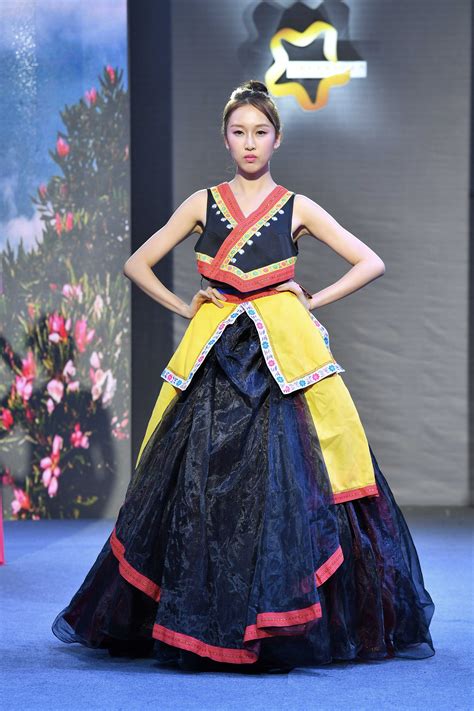 金秀县：国际瑶族服装秀演绎瑶服之美 - 广西县域经济网