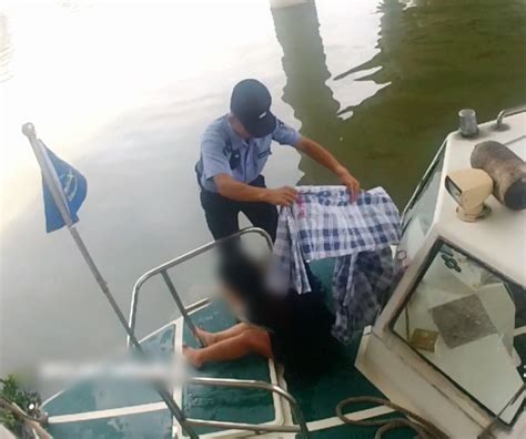 警民接力！男子救下溺水女子，辅警将她拉回船上！