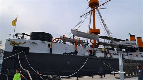 “定远”铁甲舰(模型)。排水量7335吨，主炮口径305毫米，是北洋舰队的旗舰-军事史-图片