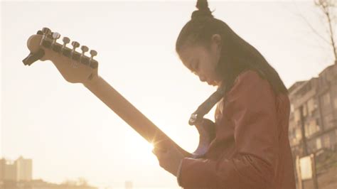 中国11岁天才吉他少女速弹 现场炸裂！_凤凰网视频_凤凰网