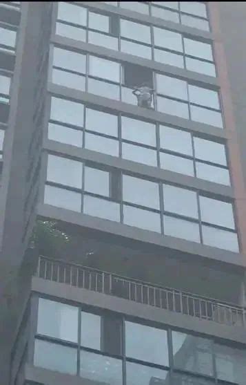 5岁女童悬挂14楼窗外，危急关头……