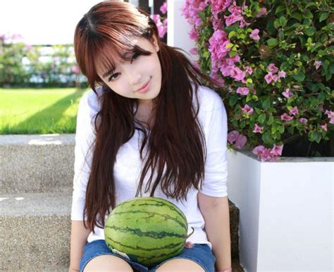 钟靓一个睿智中透着可爱的姑娘图片