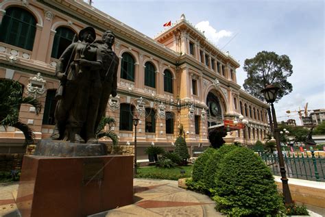 在越南西贡胡志明市的法国老邮局花园高清图片下载-正版图片503423813-摄图网
