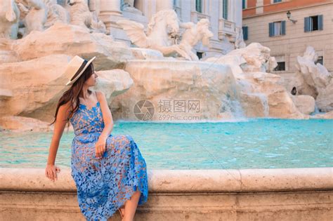 水假期美丽的女人在罗马享受着著名的FontanadiTrevi意大利快乐女孩在欧洲享受意大利度假节日在城市的FontanaTre高清图片下载 ...