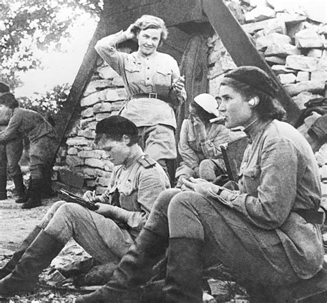 二战苏联女兵穿裙子上战场么？苏联女兵真的不允许穿裤子么？__财经头条