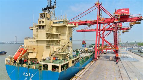 江苏省人民政府 图片新闻 泰州港首次靠舶4万吨级集装箱货轮