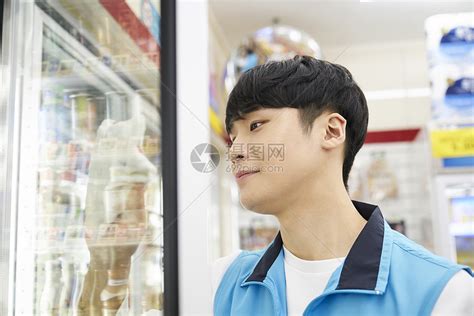 男店员在便利店里擦拭高清图片下载-正版图片502203005-摄图网