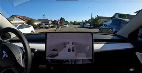 #特斯拉狂粉用亲女儿测自动驾驶# 特斯拉粉丝奥马尔·卡奇发布了一段测试视频，Vo_Model Y社区_易车社区