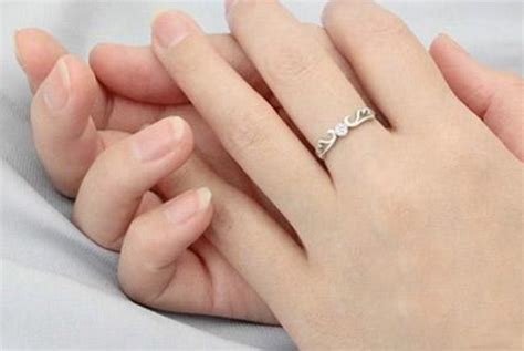 求婚戒指戴哪个手指？给女朋友求婚戒指戴哪个手指 – 我爱钻石网官网