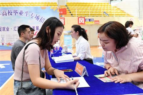 贵州仁怀举行高校毕业生专场招聘会-人民图片网